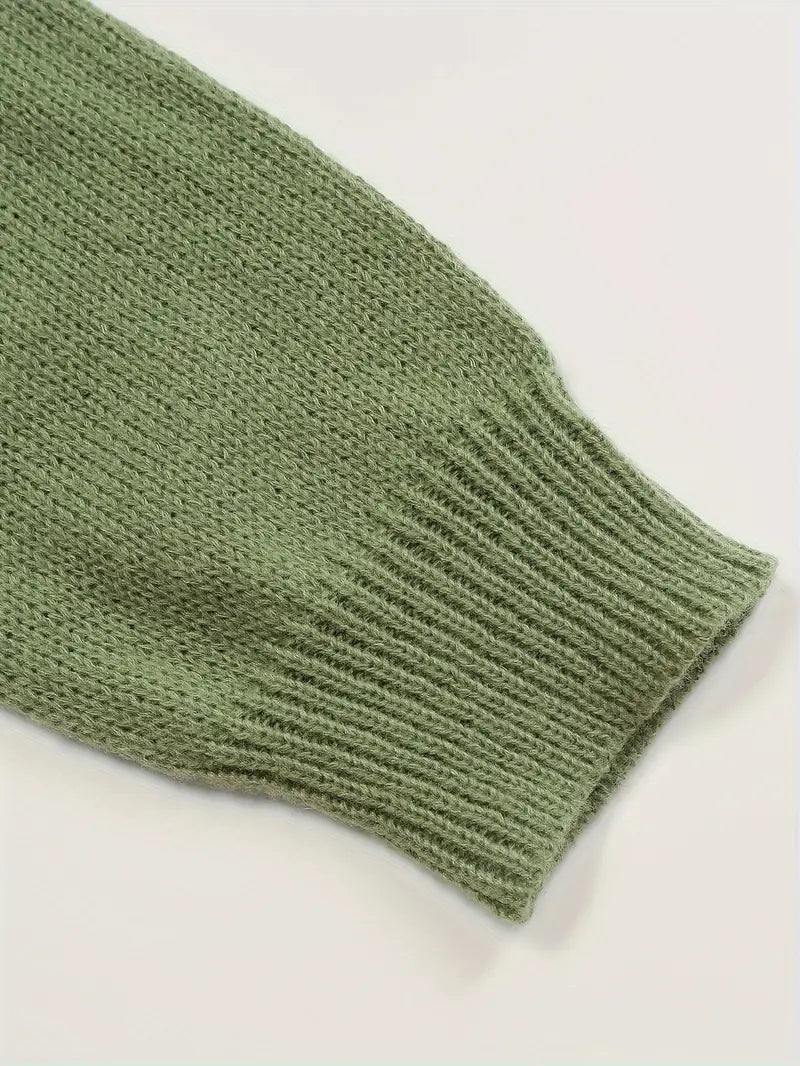 Manche de pull en laine verte, tricotée, texture douce et côtelée, mode automne-hiver, vêtement chaud et confortable, style décontracté.