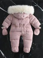 Combinaison bébé rose avec capuche bordée de fourrure blanche, gants assortis, sur fond marbré noir. Vêtement d'hiver chaud et élégant.