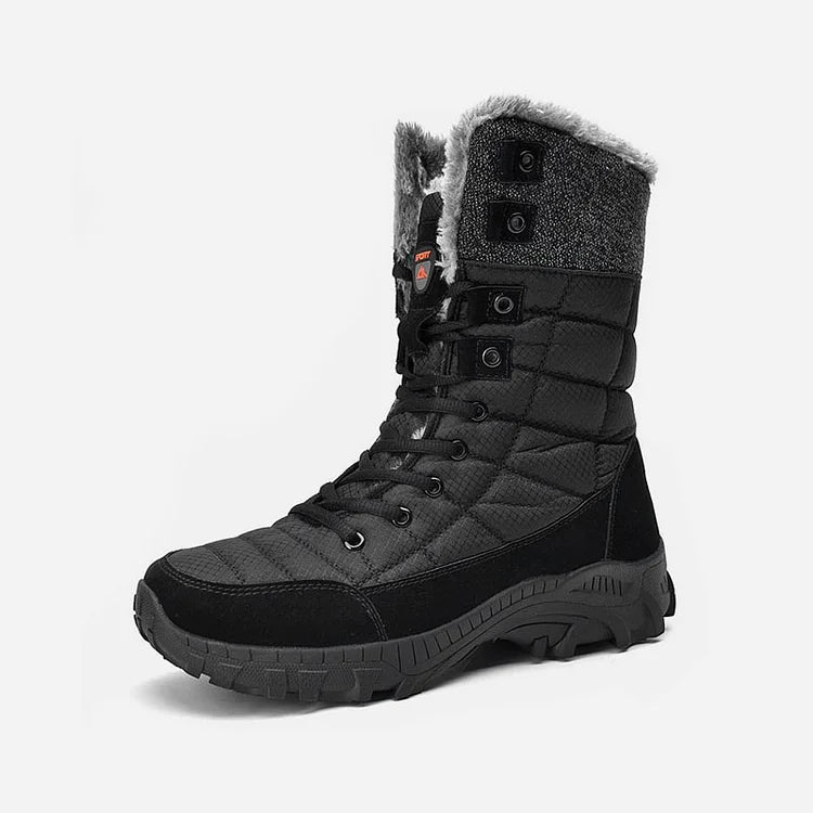 Botte d'hiver noire pour homme avec doublure en fourrure, semelle antidérapante et lacets robustes. Chaussure chaude et imperméable pour temps froid.