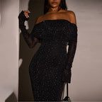 Robe noire à paillettes, épaules dénudées, manches longues transparentes, tenue élégante de soirée, mode féminine chic et glamour.