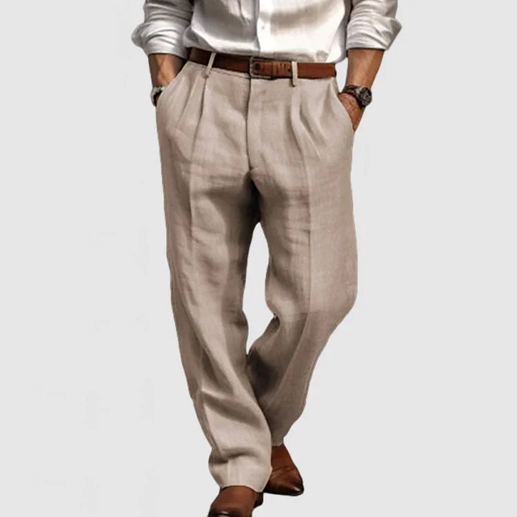 Homme portant un pantalon beige en lin, chemise blanche et ceinture marron, style élégant et décontracté, mode masculine chic.