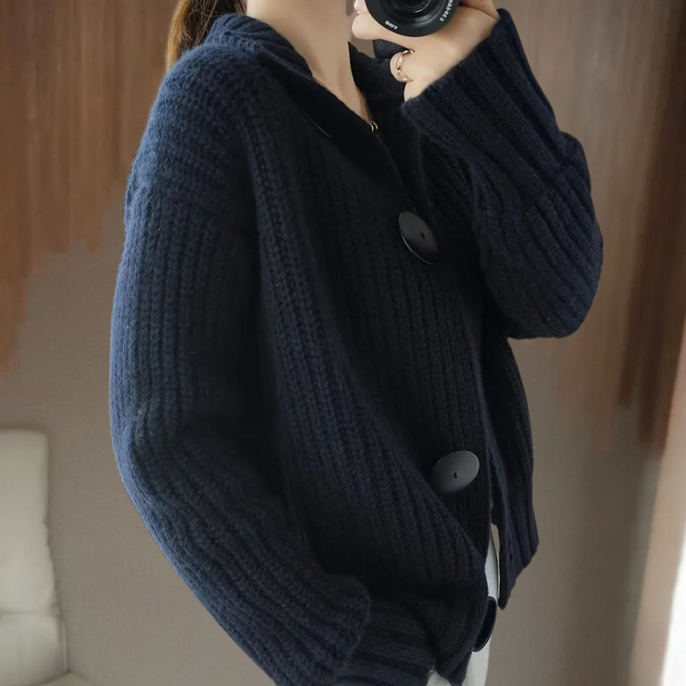 Femme portant un cardigan en maille bleu marine avec de grands boutons noirs, style automne-hiver, mode confortable et élégante.
