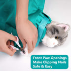 Personne coupant les griffes d'un chat en peluche gris et blanc avec des ciseaux à ongles, utilisant un sac de toile vert pour immobiliser l'animal.