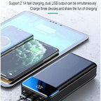 Batterie externe noire avec affichage LED, charge rapide 2.1A, trois ports USB, recharge simultanée de smartphone et tablette.