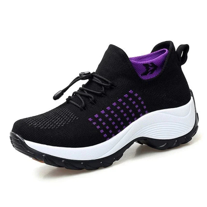 Basket de sport noire et violette pour femme, semelle épaisse blanche, design moderne, idéale pour la course et le fitness.