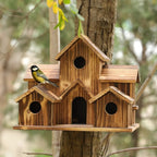 Nichoir en bois rustique sur un arbre avec une mésange posée dessus, nature, jardin, habitat pour oiseaux, décoration extérieure, écologie.