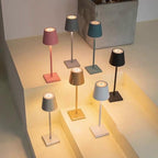 Lampes de table modernes colorées sur marches, éclairage d'ambiance, design minimaliste, intérieur contemporain, décoration maison élégante.