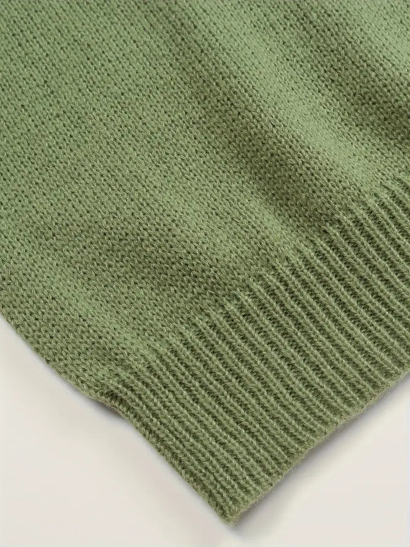 Pull en maille vert olive, texture douce et côtelée, gros plan. Mode automne-hiver, vêtement chaud et confortable, style décontracté.