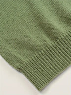 Pull en maille vert olive, texture douce et côtelée, gros plan. Mode automne-hiver, vêtement chaud et confortable, style décontracté.