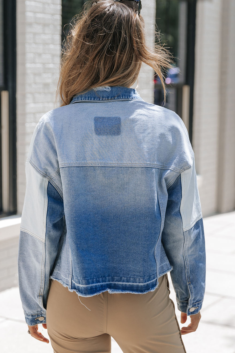 Veste en denim élégante avec patchwork et ourlet effiloché - Femmes