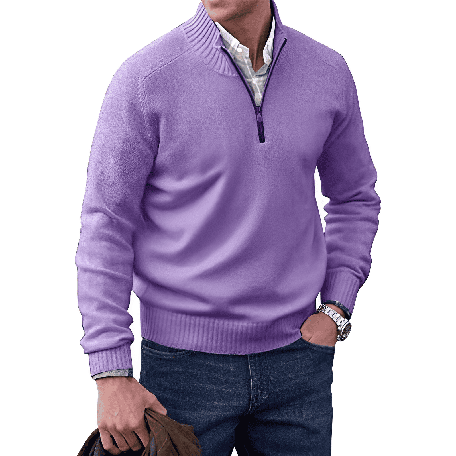 Homme portant un pull violet à col zippé, chemise blanche, jean bleu, montre argentée, tenant une veste marron. Mode masculine élégante.