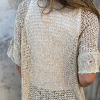 Femme portant un pull en maille beige, dos visible, texture ajourée. Mode éco-responsable, tendance tricot, style décontracté.