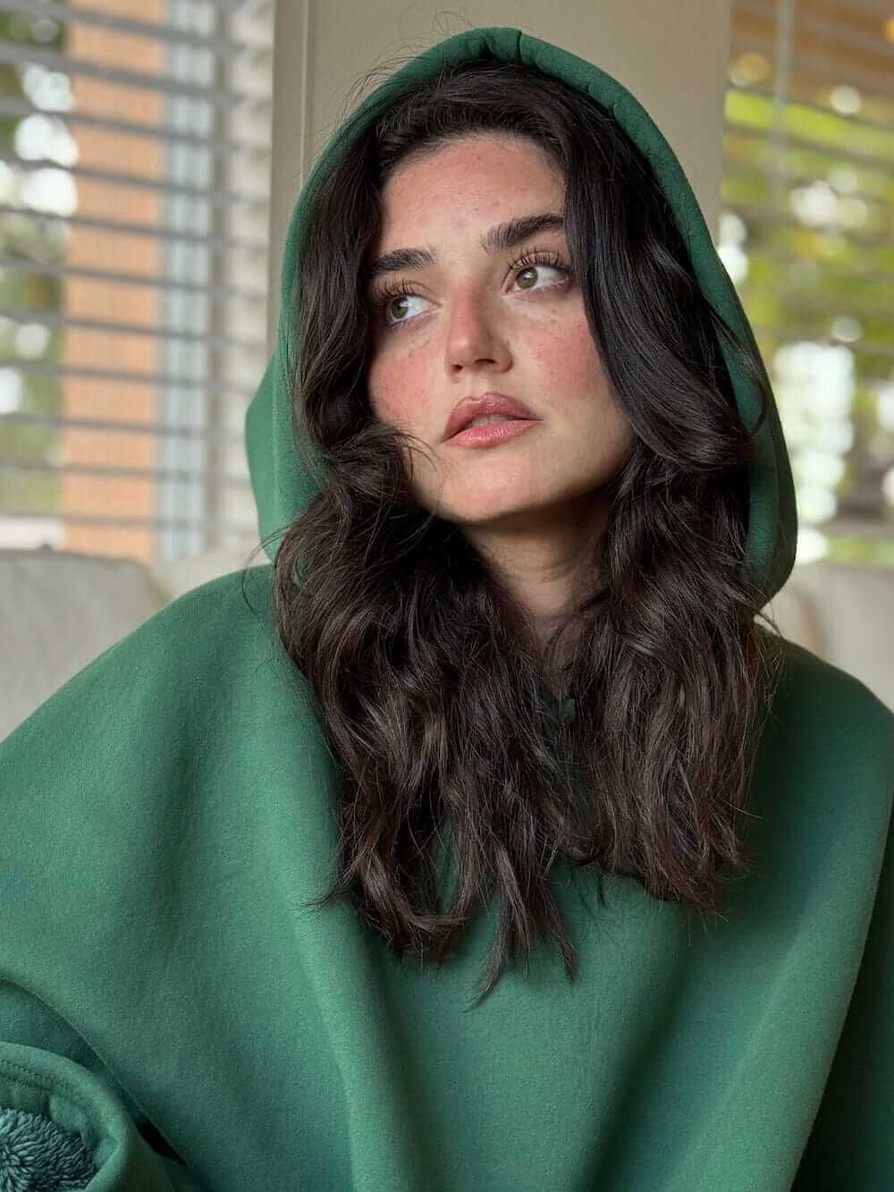 Relaxați-vă cu hanoracul nostru confortabil și greoi