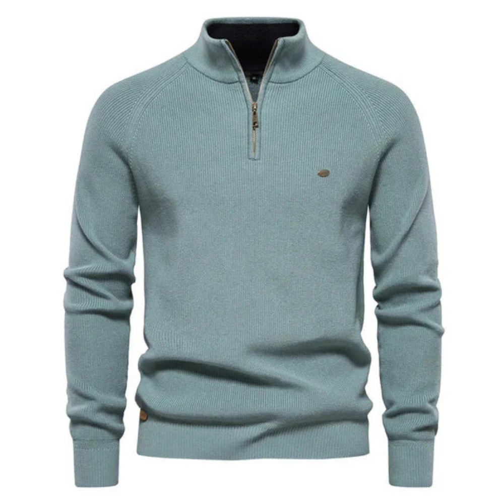 Pull-over bleu clair à col zippé pour homme, manches longues, design côtelé, idéal pour l'automne et l'hiver. Mode masculine élégante et confortable.