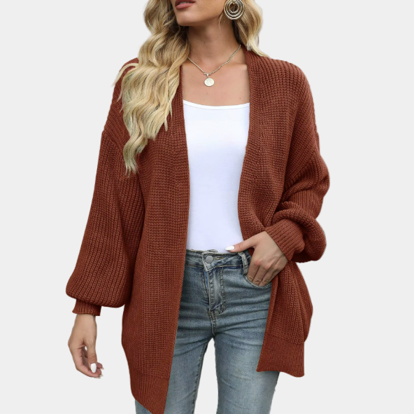 Femme portant un cardigan en maille marron, t-shirt blanc et jeans. Mode automne, style décontracté, vêtements tendance pour femmes.
