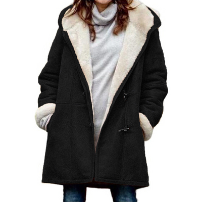 Manteau en laine noir avec doublure en fausse fourrure blanche, porté par une femme en pull gris. Mode hiver, style élégant et confortable.