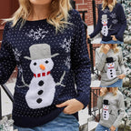 Femme portant un pull de Noël avec motif bonhomme de neige, disponible en bleu et gris. Pull festif hiver, mode saisonnière, tenue décontractée.