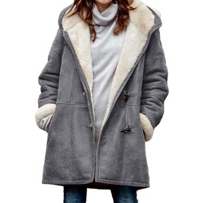 Manteau en laine gris pour femme avec doublure en fausse fourrure blanche, col large, boutons en bois, style hiver élégant et chaud.