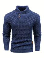 Pull en maille bleu pour homme avec col montant et boutons en bois, motif tressé, manches longues. Mode hiver, style élégant et confortable.