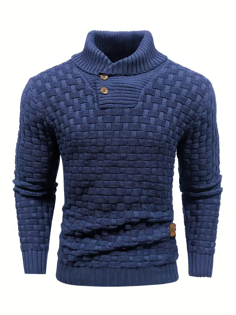 Pull en maille bleu pour homme avec col montant et boutons en bois, motif tressé, manches longues. Mode hiver, style élégant et confortable.