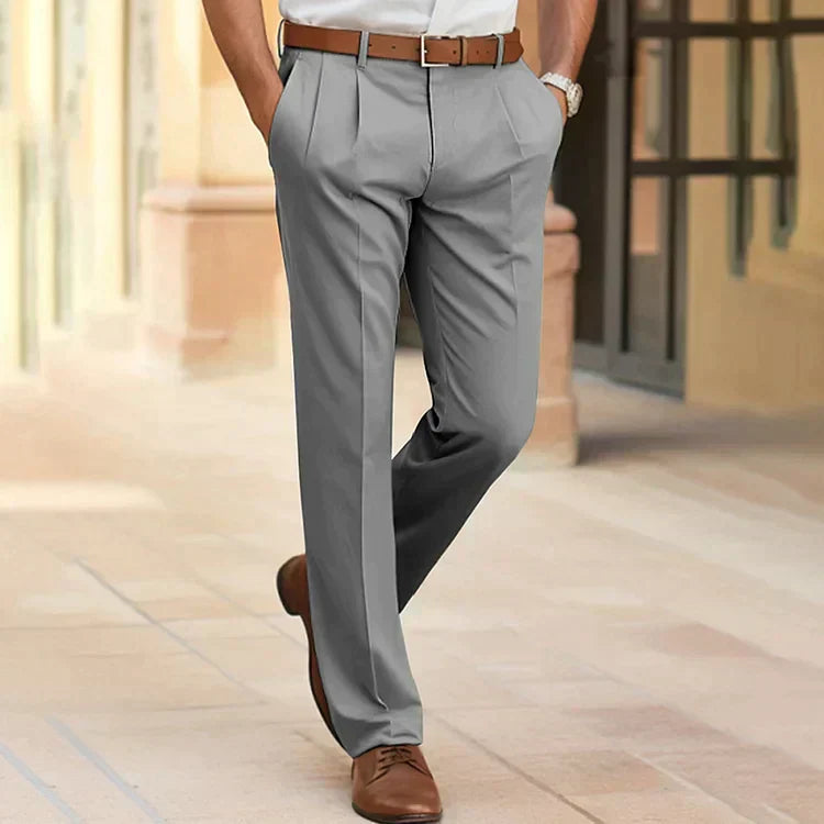 Pantalon homme gris élégant, coupe droite, ceinture marron, chaussures en cuir marron, style décontracté chic, mode masculine moderne.