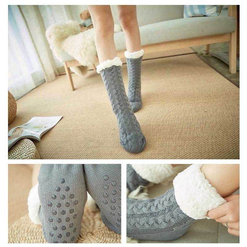 Chaussettes d'hiver en laine grise avec doublure en fourrure blanche, antidérapantes, sur un tapis beige dans un salon cosy. Accessoire chaud et confortable.