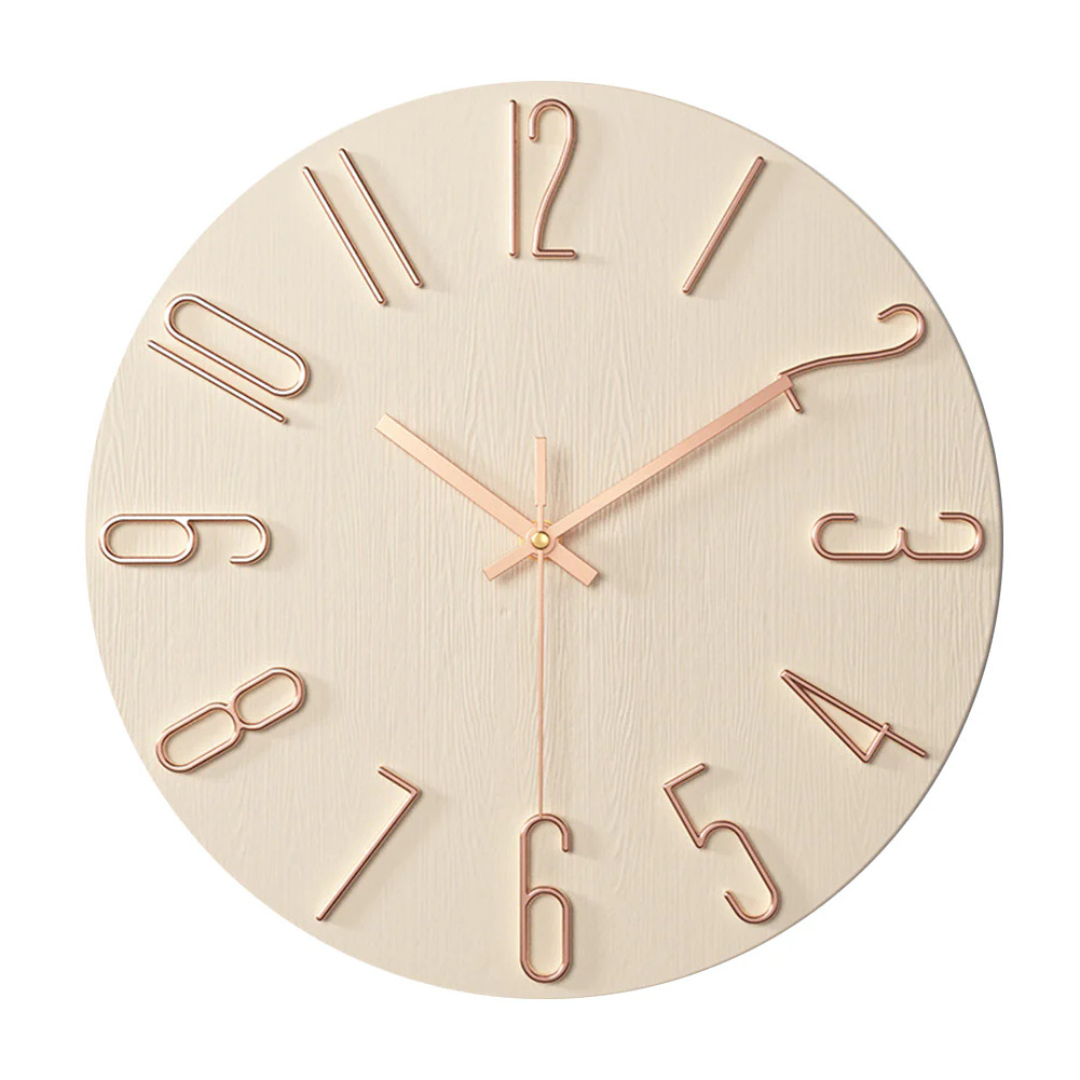 Horloge murale beige avec chiffres dorés en relief et aiguilles dorées, design moderne et élégant, décoration intérieure tendance.