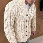 Homme portant un cardigan en laine torsadée beige avec boutons en bois, style hiver, mode masculine, tricot épais, tendance automne-hiver.