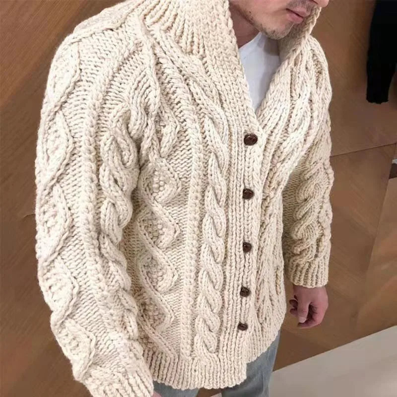 Homme portant un cardigan en laine torsadée beige avec boutons en bois, style hiver, mode masculine, tricot épais, tendance automne-hiver.