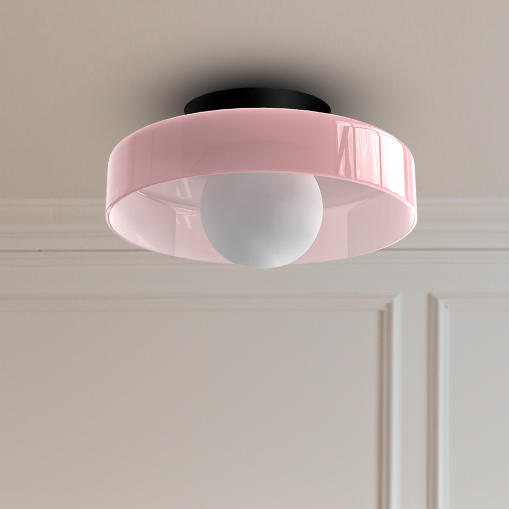 Plafonnier moderne rose avec abat-jour circulaire en verre, monté au plafond blanc. Éclairage intérieur design, luminaire tendance.