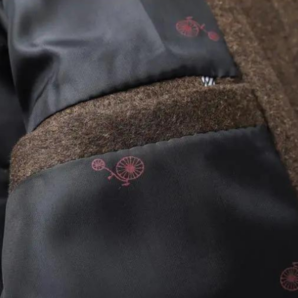 Veste en laine marron avec doublure noire, motif vélo rouge. Élégante et moderne, idéale pour l'hiver. Mode homme, style urbain chic.