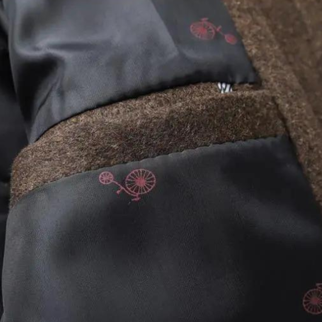 Veste en laine marron avec doublure noire, motif vélo rouge. Élégante et moderne, idéale pour l'hiver. Mode homme, style urbain chic.