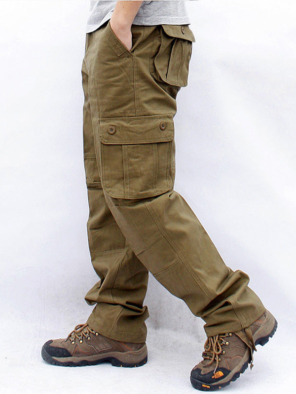 Pantalon cargo kaki pour homme avec poches latérales, style décontracté, associé à des chaussures de randonnée marron sur fond blanc.