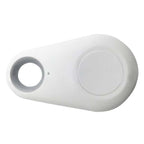 Traceur Bluetooth blanc en forme de goutte, avec bouton central et trou pour attache. Accessoire de localisation pour clés et objets personnels.