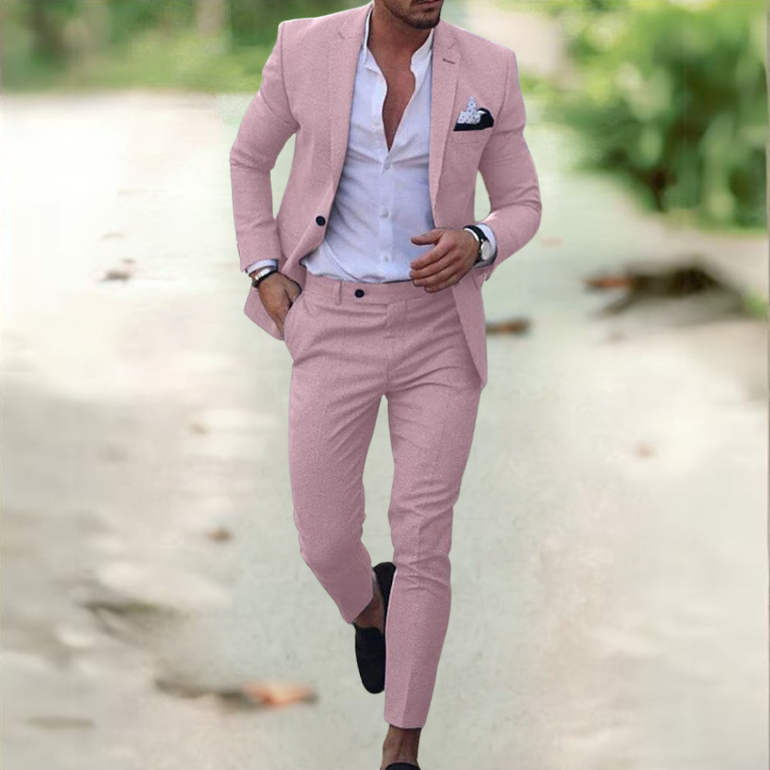 Homme en costume rose élégant, chemise blanche, marchant en extérieur. Mode masculine, style chic, tendance vestimentaire.