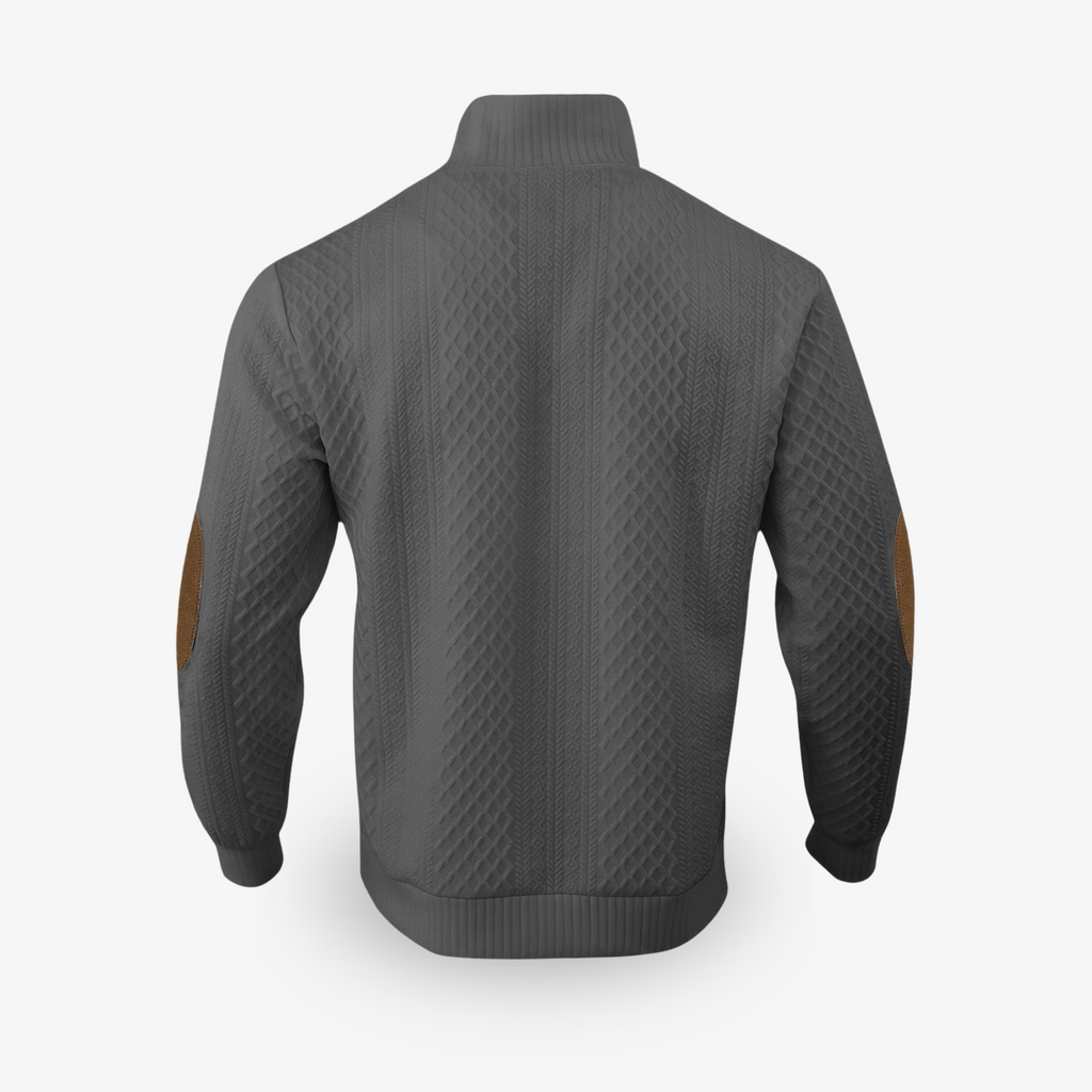 Veste en tricot gris pour homme avec motif à losanges, coudières marron, col montant, manches longues. Mode masculine élégante et moderne.