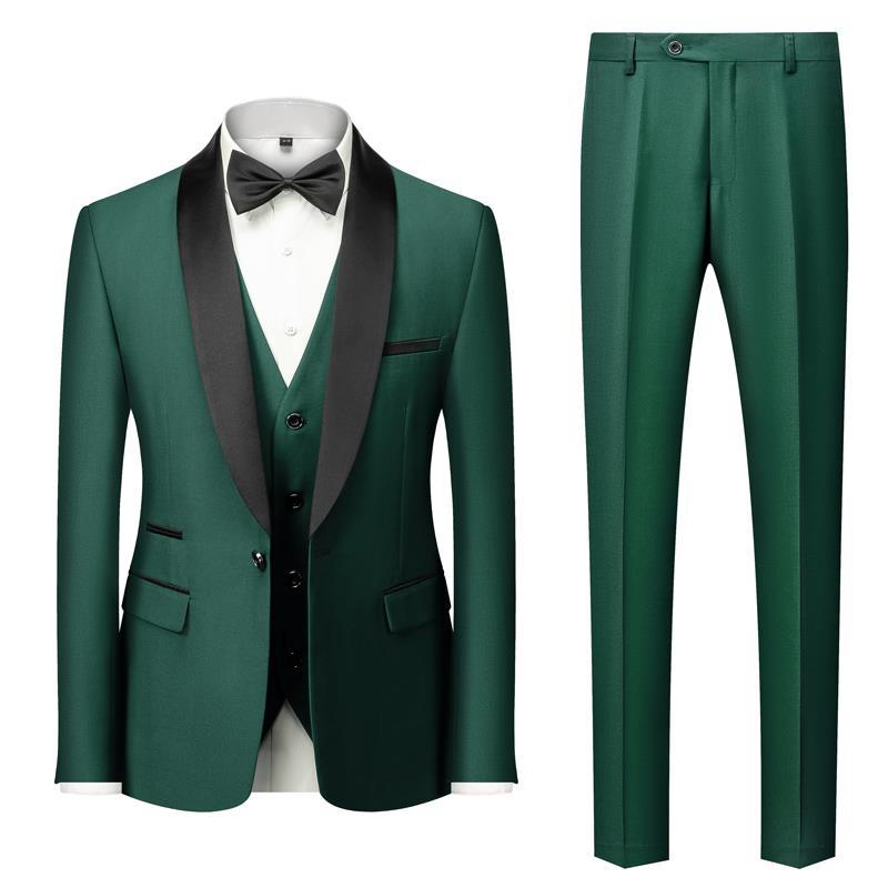 Costume trois pièces vert émeraude pour homme avec veste à revers noir, gilet assorti, pantalon élégant et chemise blanche, style formel.