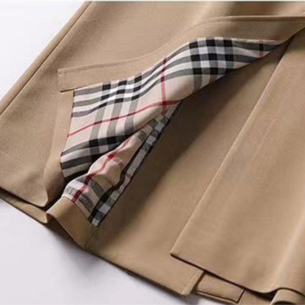 Manteau beige avec doublure à carreaux, style classique et élégant, mode automne-hiver, tissu de qualité, tendance intemporelle.