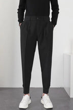 Pantalon noir homme élégant, coupe moderne, avec poches, porté avec des baskets blanches. Mode masculine tendance, style décontracté chic.
