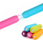 Stylos magnétiques colorés empilés, bleu et rose en interaction. Accessoires de bureau innovants, design moderne, aimants puissants.