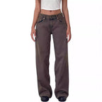 Jeune femme portant un jean large marron taille basse, associé à un crop top blanc. Mode décontractée, tendance années 2000, style urbain.