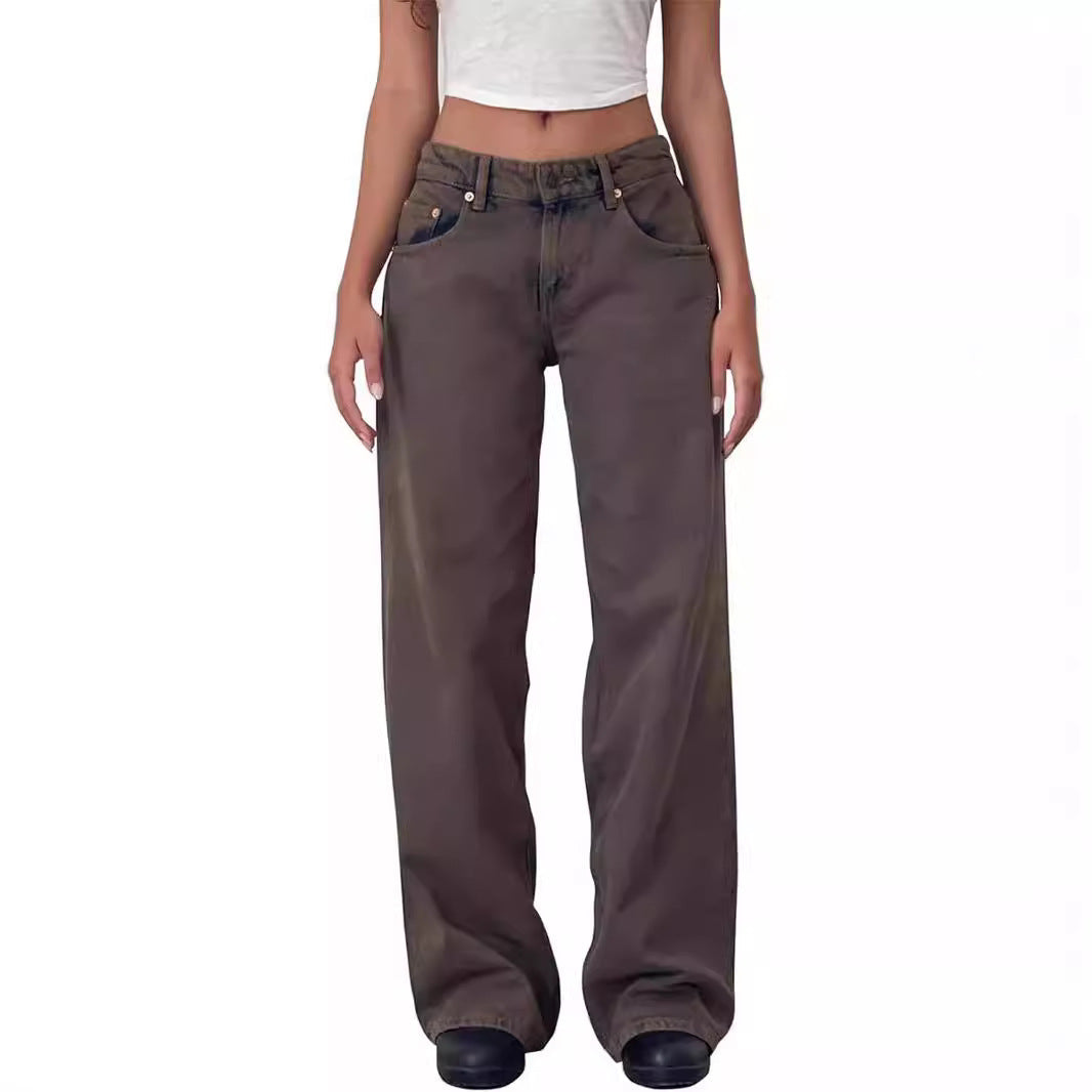 Jeune femme portant un jean large marron taille basse, associé à un crop top blanc. Mode décontractée, tendance années 2000, style urbain.