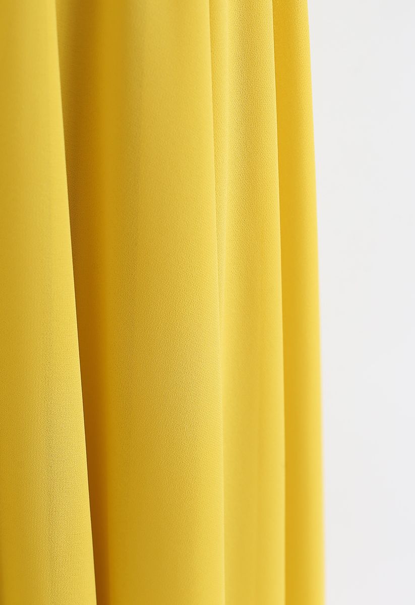 Rideau jaune vif en tissu texturé, drapé élégamment. Décoration intérieure moderne, accent vibrant, design minimaliste.