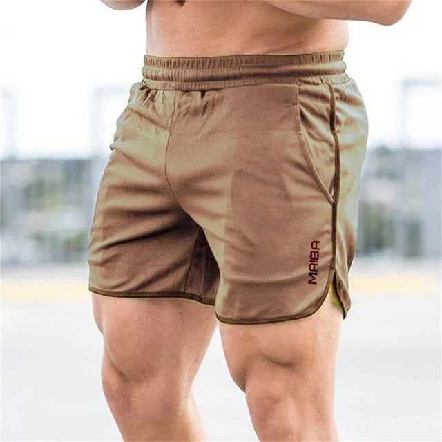 Short de sport marron pour homme, design moderne, taille élastique, idéal pour fitness et entraînement, extérieur urbain en arrière-plan flou.