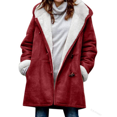 Manteau rouge en laine avec doublure blanche, porté par une femme en pull gris. Mode hiver, style élégant et confortable.