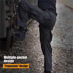 Pantalon tactique noir avec design ergonomique, multiples poches, homme montant sur un train, idéal pour activités extérieures et professionnelles.