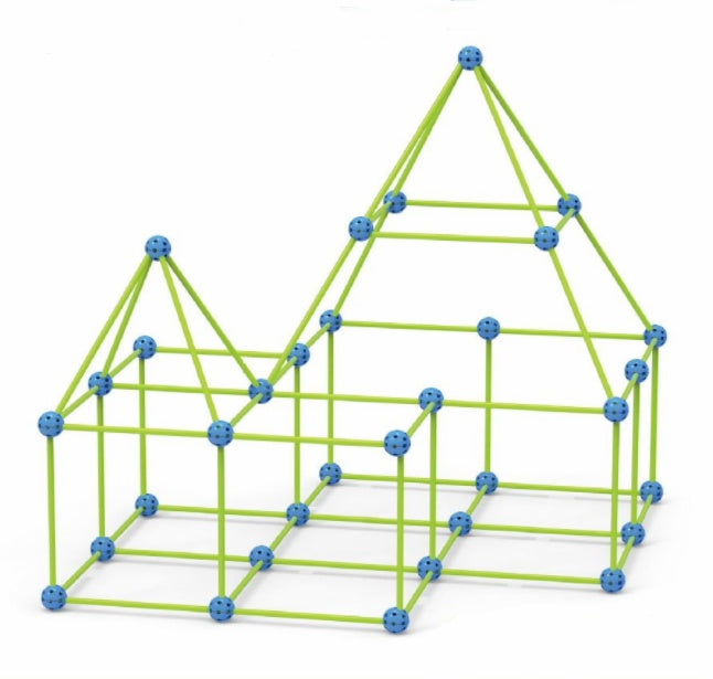 Structure de jeu modulaire pour enfants en bâtons verts et connecteurs bleus, formant une maison. Jeu éducatif, construction créative, intérieur.