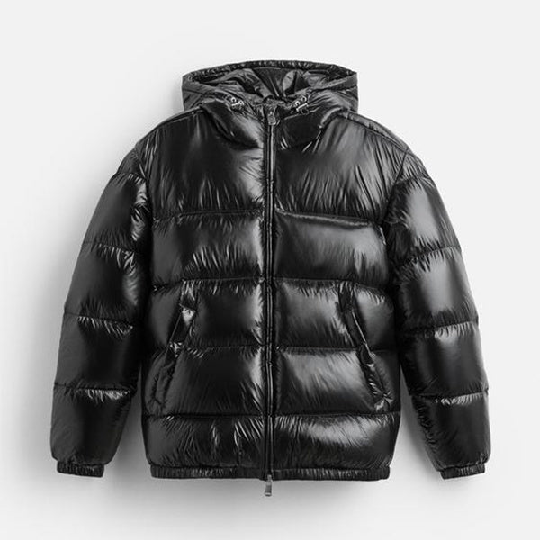 Doudoune noire brillante avec capuche, fermeture éclair, style moderne et chaud, idéale pour l'hiver. Veste matelassée tendance pour homme ou femme.