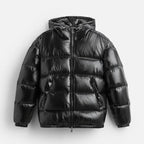 Doudoune noire brillante avec capuche, fermeture éclair, style moderne et chaud, idéale pour l'hiver. Veste matelassée tendance pour homme ou femme.