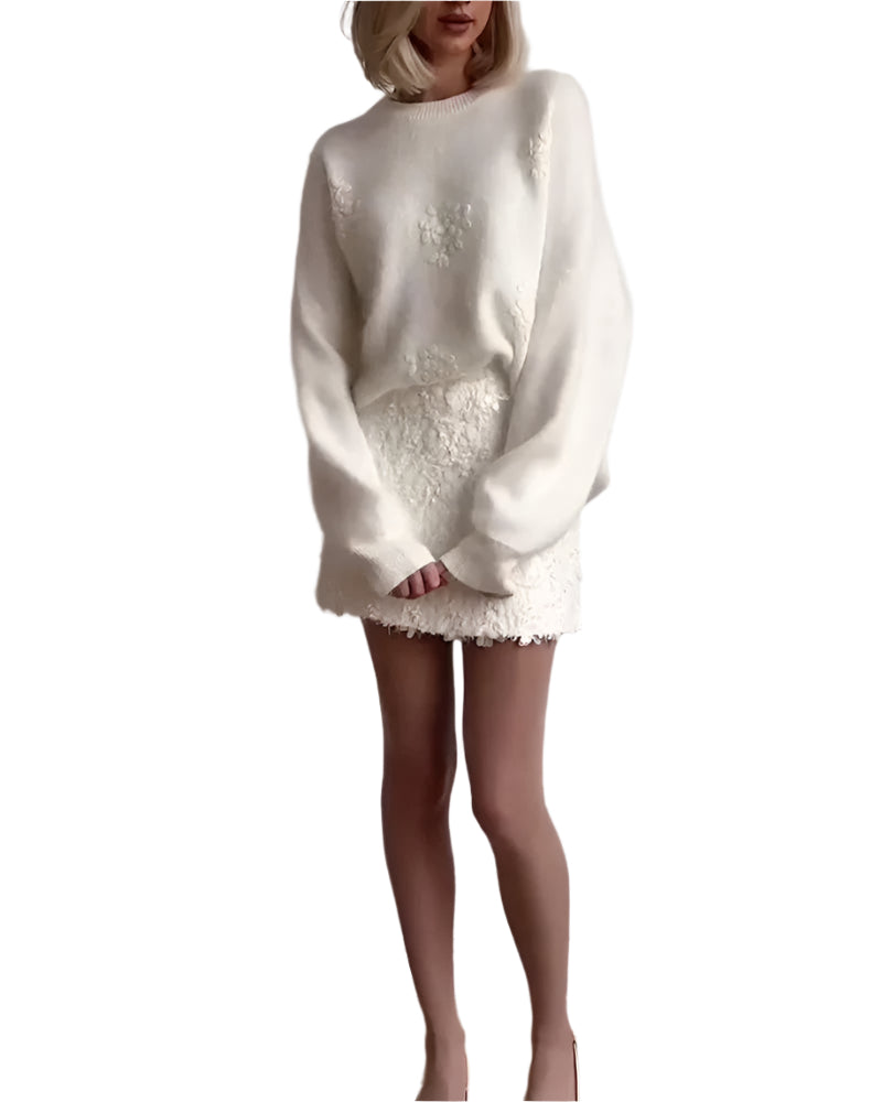 FloraLuxe - Elegant long-sleeve sweater with floral pattern